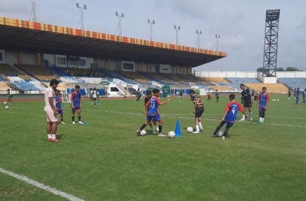 Pelatih PSPS Aji Santoso Bagi Ilmu ke Pemain Muda, SSB Pekanbaru Makin Semangat