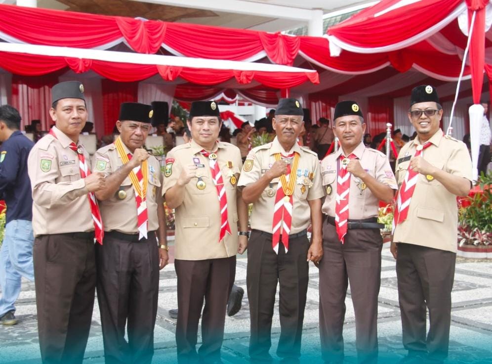 Bupati Sukiman dan Ketua Kwarcab Rohul Terima Penghargaan Darma Bakti Pramuka di Pembukaan Raimuna Daerah Riau 2024