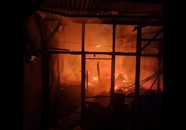 Dua Unit Rumah di Kelurahan Bambu Kuning Pekanbaru Ludes Terbakar, Seorang Penghuni Tewas Terpanggang