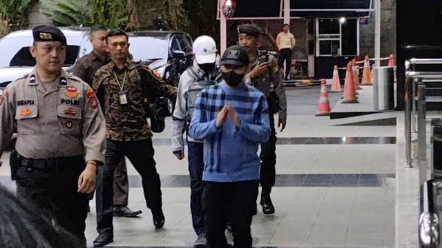 Tiba di Gedung KPK, Pj Wako Pekanbaru Risnandar Mahiwa dan Sekdako Indra Pomi Belum Pakai Rompi Oranye