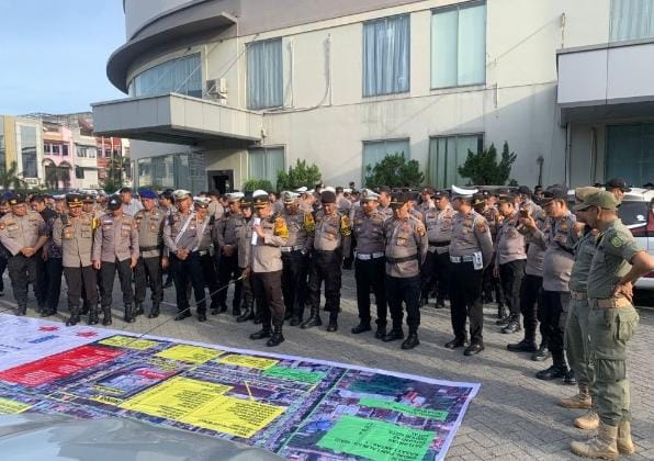 Ratusan Personel Gabungan Amankan Rapat Pleno KPU Riau