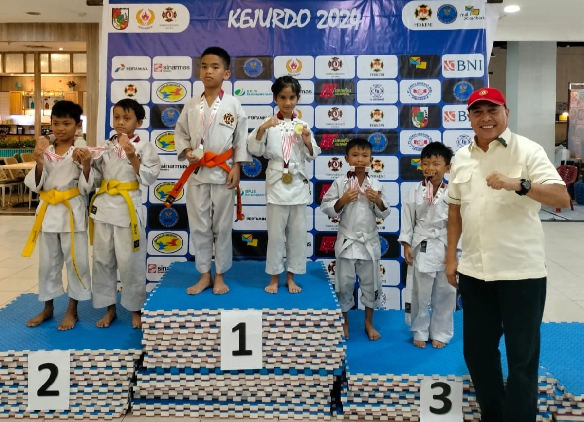 Kejurdo Kempo Pekanbaru 2024: Dojo AKRI Kesehatan Sabet 3 Medali Emas, 1 Perak dan 3 Perunggu, Dua Orang Kenshi Siswa SD Santa Maria 2 Ukir Prestasi