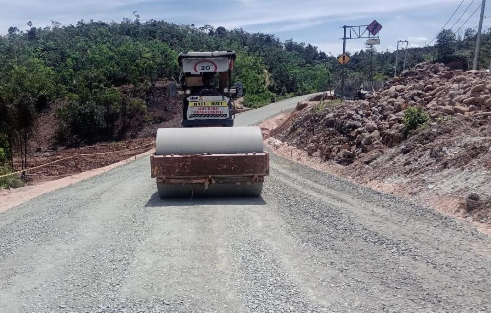 Lalu Lintas Lancar Saat Ujicoba Pembukaan Jalan Lintas Riau-Sumbar yang Longsor di Kampar