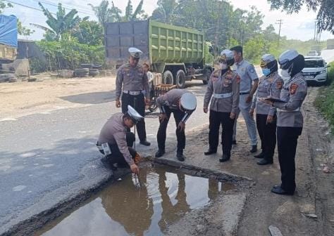 Jelang Nataru 2024,  Ditemukan Jalan Rusak di Beberapa Titik di Pekanbaru