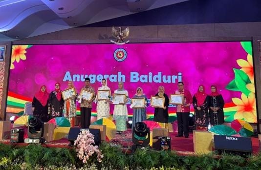 Apresiasi Wanita Hebat Riau, PRBF Berikan Anugerah Baiduri