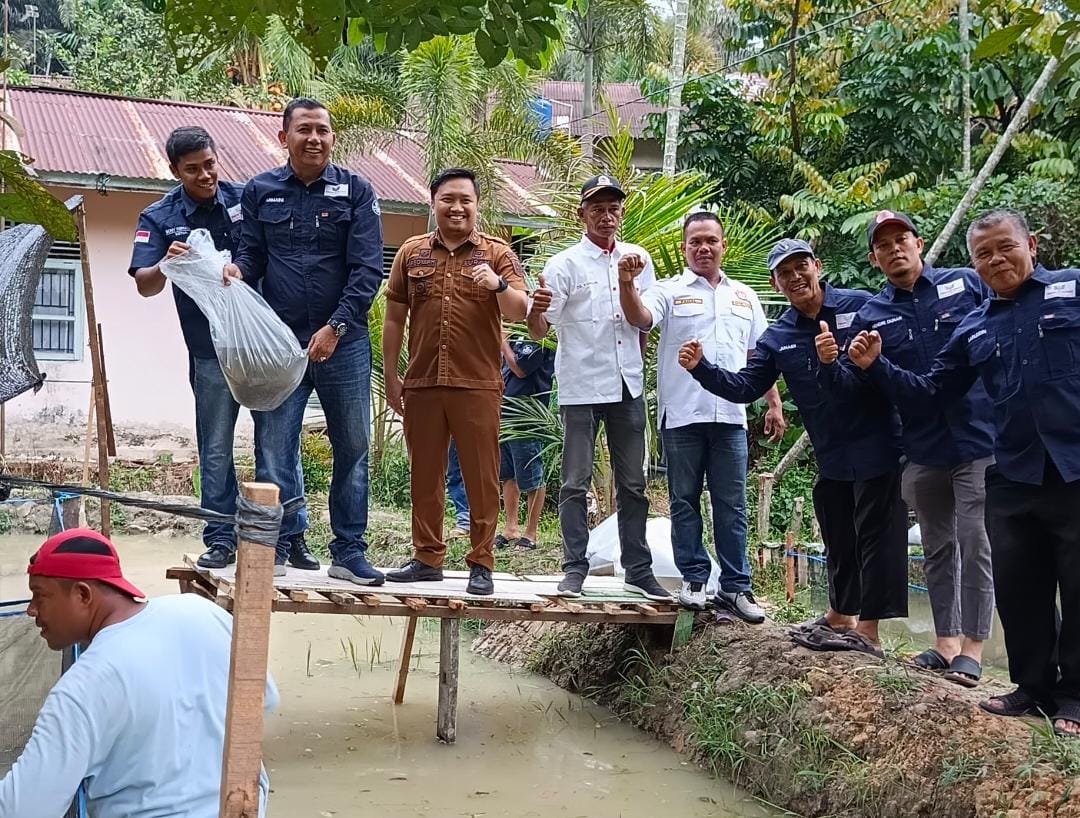 Aksi Nyata Anggota DPRD Pekanbaru Lindawati Dukung UMKM Forum Pemuda Lembah Damai, Bantu Modal Kerja Rp 50 Juta dan Bibit Ikan 40 Ribu Ekor