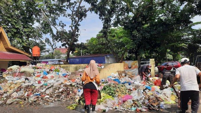 Alasan DLHK Pekanbaru Soal Sampah Menumpuk di TPS Simpang Panam