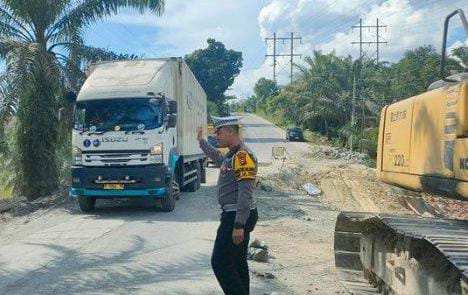 Jalan Lintas Pekanbaru-Duri Amblas, Petugas Berlakukan Sistem Buka Tutup