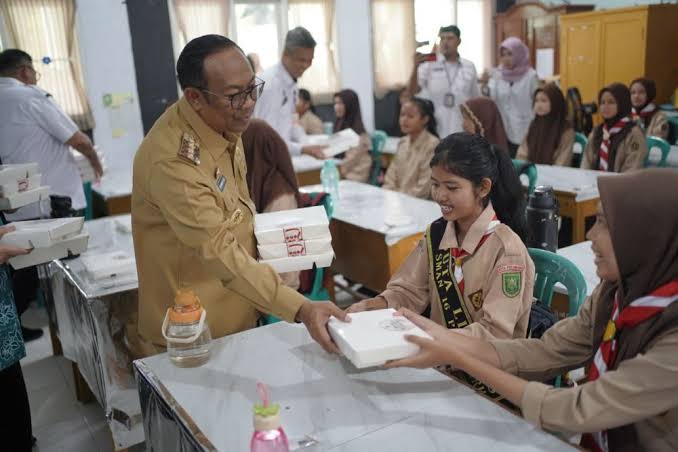 Makan Bergizi Gratis di Pekanbaru Batal Dimulai, Terkendala Logistik dan Peralatan Dapur