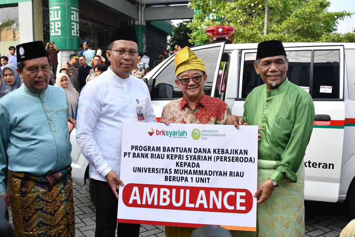 BRK Syariah Serahkan Mobil Ambulans ke Universitas Muhammadiyah Riau, Disaksikan Mendikdasmen