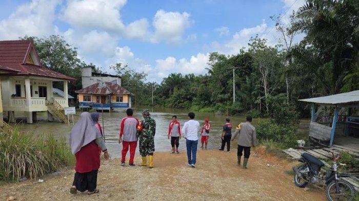 Sungai Nilo di Pelalawan Meluap, Warga Desa Lubuk Kembang Terpaksa Pakai Perahu