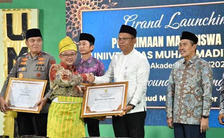 Langsung Diserahkan Mendikdasmen, BRK Syariah Terima Penghargaan Mitra Terbaik UMRI