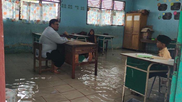 Memprihatinkan, Siswa Madrasah di Pekanbaru Belajar Dalam Kelas Terendam Banjir