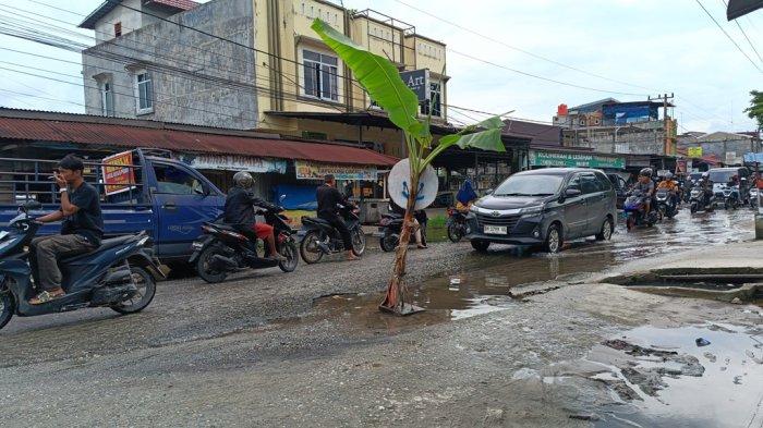 Jalan Rusak di Cipta Karya Pekanbaru Bikin Kendaraan Rontok, Warga Protes Tanam Pohon Pisang