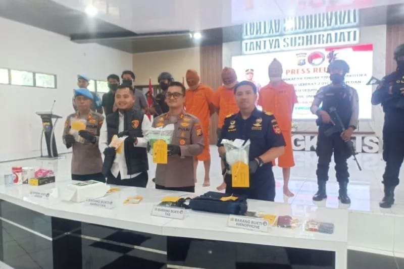 Operasi Gabungan Polres-Bea Cukai Bengkalis Amankan 2 Kg Sabu, 17 Tersangka Ditangkap