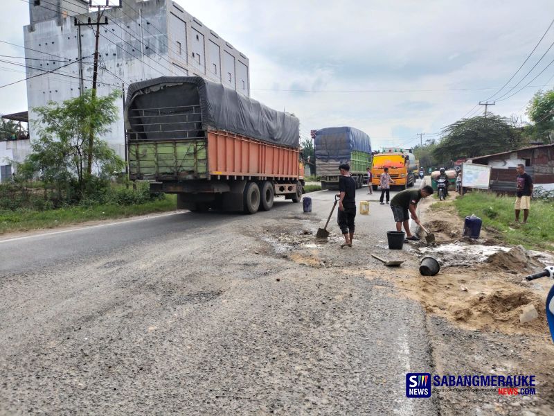 Tak Kunjung Dapat Perhatian Pemerintah, Pengusaha Muda di Rohil Perbaiki Jalinsum yang Berlubang