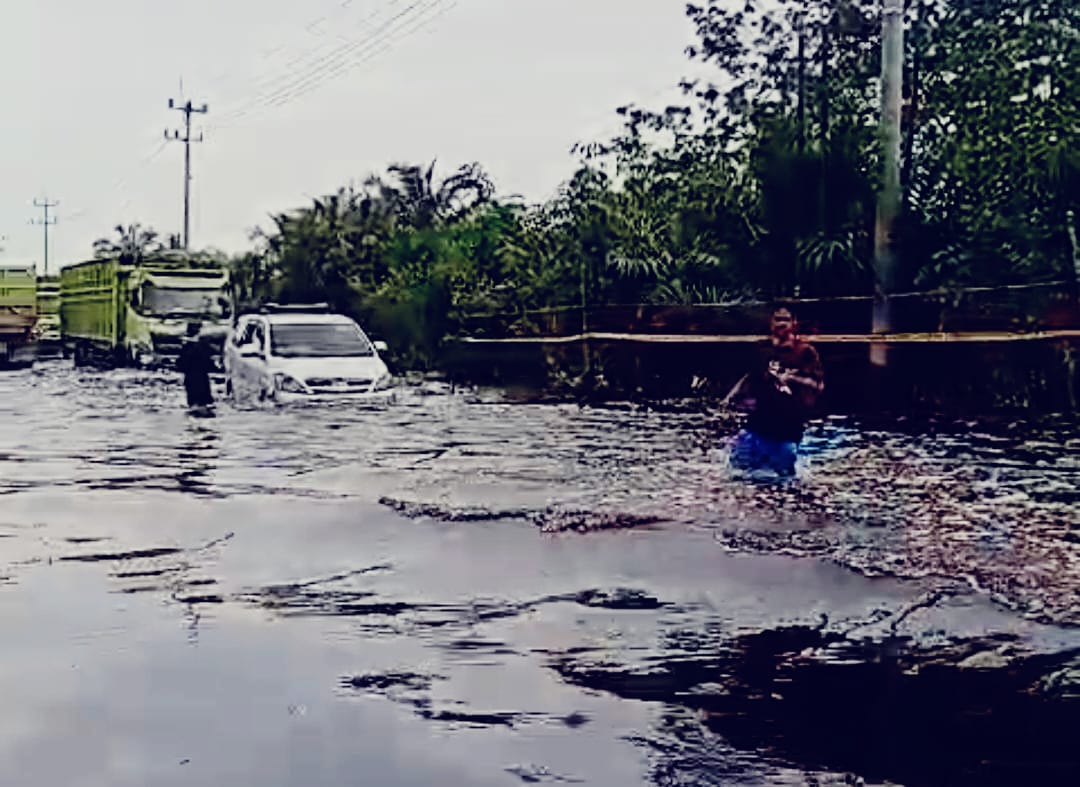 Makin Parah! Banjir di KM 83 Pelalawan Genangi Jalan Lintas Hampir Setengah Meter