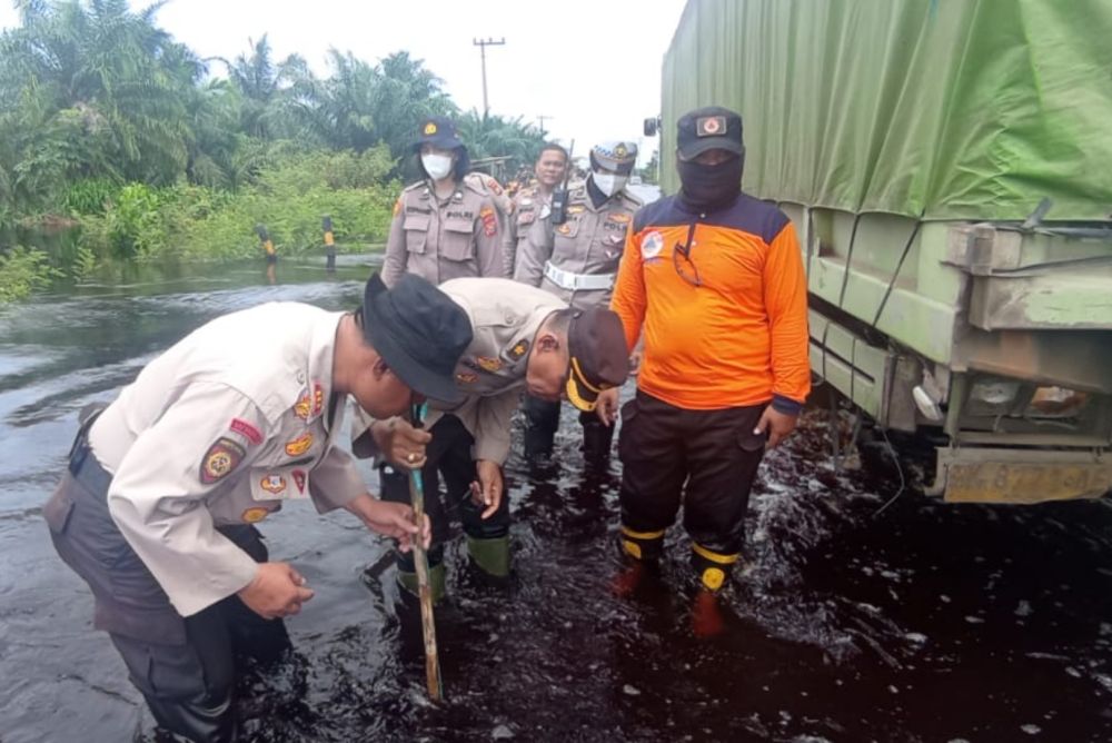 Polisi Imbau Kendaraan Kecil Hindari Banjir di KM 83 Jalintim  