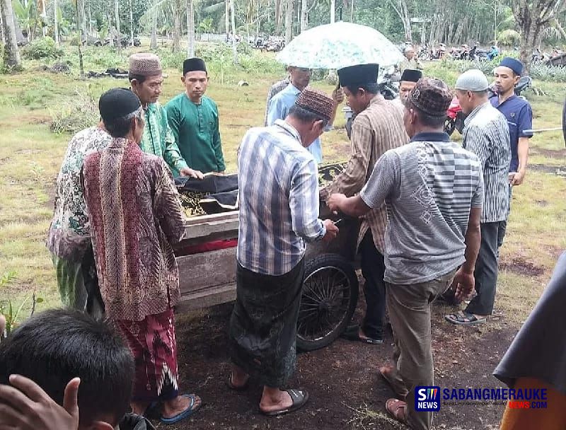 Sungguh Miris, Jenazah di Desa Semukut Dibawa dengan Gerobak Karena Ambulans Rusak