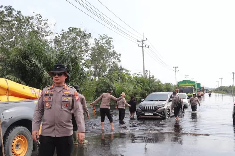 Buka Tutup Arus Lalu Lintas di Jalintim Km 83 Desa Kemang Pelalawan Masih Diberlakukan