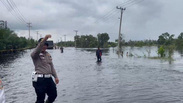 Banjir di Jalintim Kilometer 83 Pelalawan Turun 10 Cm Hari ini, Arus Lalu Lintas Masih Buka Tutup