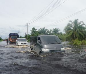 Meski Sungai Kampar Surut, Air Masih Genangi Jalintim KM 83