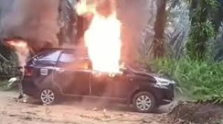 Ketahuan Maling Sawit, Mobil Pencuri di Kaunsing Dibakar Massa