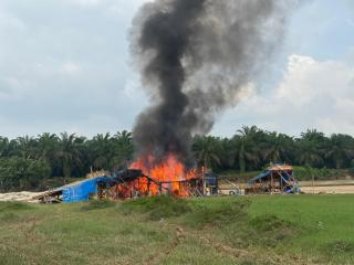 Tak Habis-habisnya, Polisi Bakar 30 Rakit Penambang Emas Ilegal di Kuansing