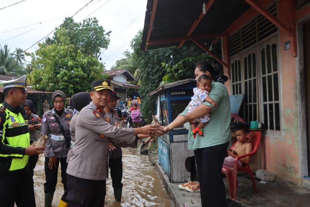 Polres Rokan Hulu Salurkan Bantuan Sembako dan Nasi Bungkus bagi Warga Terdampak Banjir