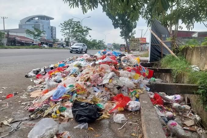 Pengangkutan Sampah di Pekanbaru Belum Efektif Dikarenakan Kurangnya Alat Trans Depo