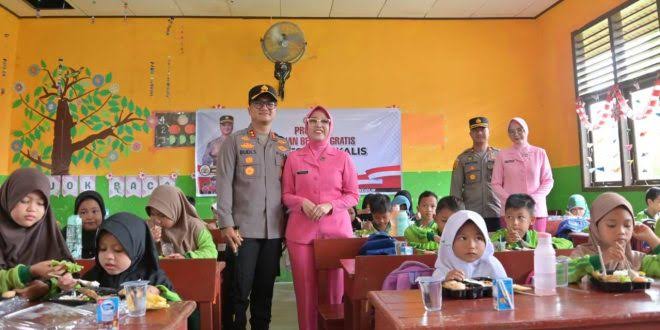 Polres Bengkalis Menggelar Makan Siang Gratis di SDN 27 Desa Air Putih