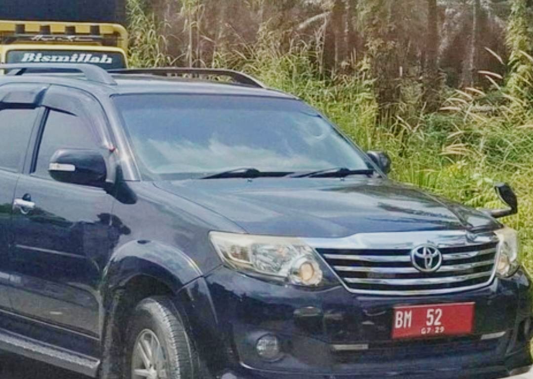 Heboh Mobil Dinas Plat Merah BM 52 Nekat Menerobos Kemacetan, Bikin Jalan Lintas Siak-Pekanbaru Macet Makin Parah