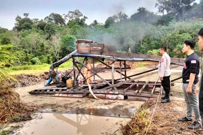 Sudah 114 Rakit Penambang Emas Ilegal Dimusnahkan Polres Kuansing dalam Sebulan, Tak Ada Efek Jera?