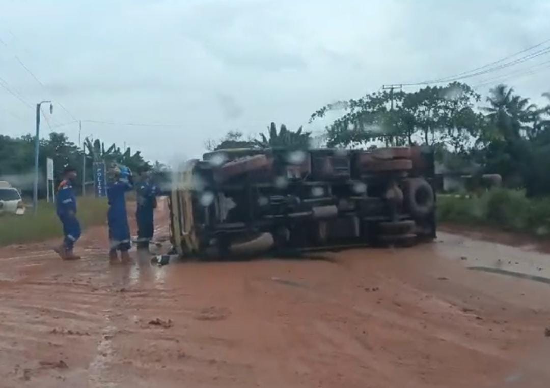 Gawat! Jalan Lintas Sumatera di Rohil Dipenuhi Lumpur Dampak Operasional PT PHR, Kecelakaan Kerap Terjadi Karena Jalanan Licin