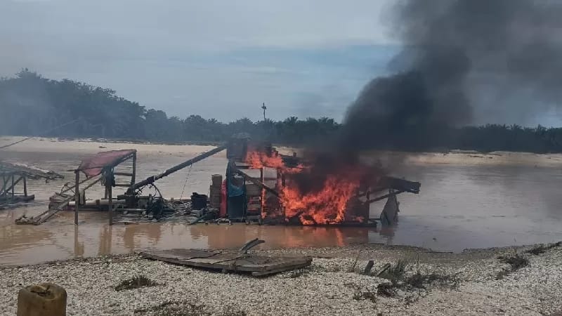 Polisi Bakar 5 Rakit Penambang Emas Ilegal di Kuansing, Pekerja Kabur Duluan