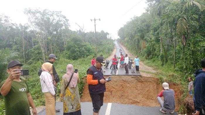 Jalan Akses Kecamatan di Kuansing Putus Diterjang Banjir