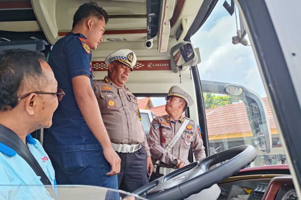 Pastikan Keselamatan Penumpang, Polisi Pekanbaru Periksa Kondisi Bus dan Kesehatan Sopir