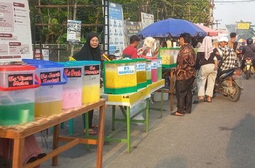 Hari Pertama Puasa, Bazar Takjil di Pekanbaru Dibanjiri Pembeli