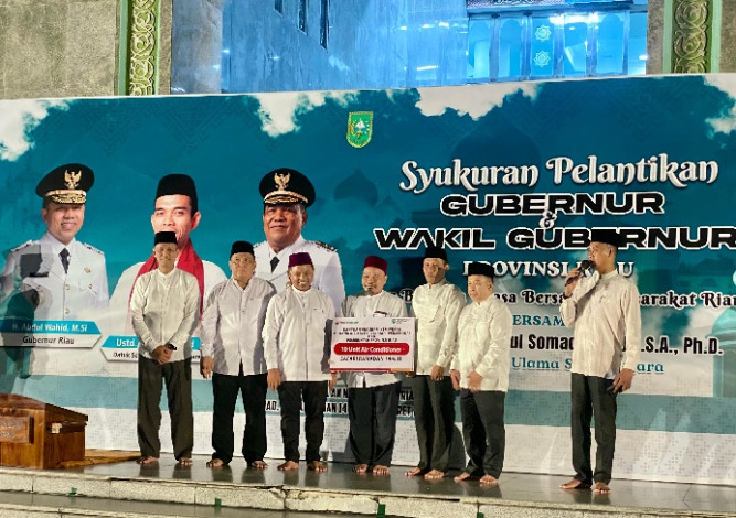 Gubernur Abdul Wahid Serahkan CSR dari BRK Syariah Saat Safari Ramadan Perdana