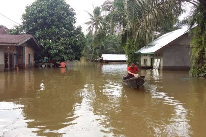 Warga Kampar Jalankan Ibadah Puasa Dalam Kepungan Banjir