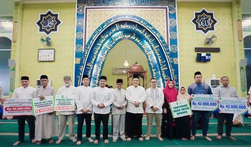 BRK Syariah Serahkan Bantuan CSR Untuk Masjid Nurul Ibadah Dalam Safari Ramadan Pemprov Riau