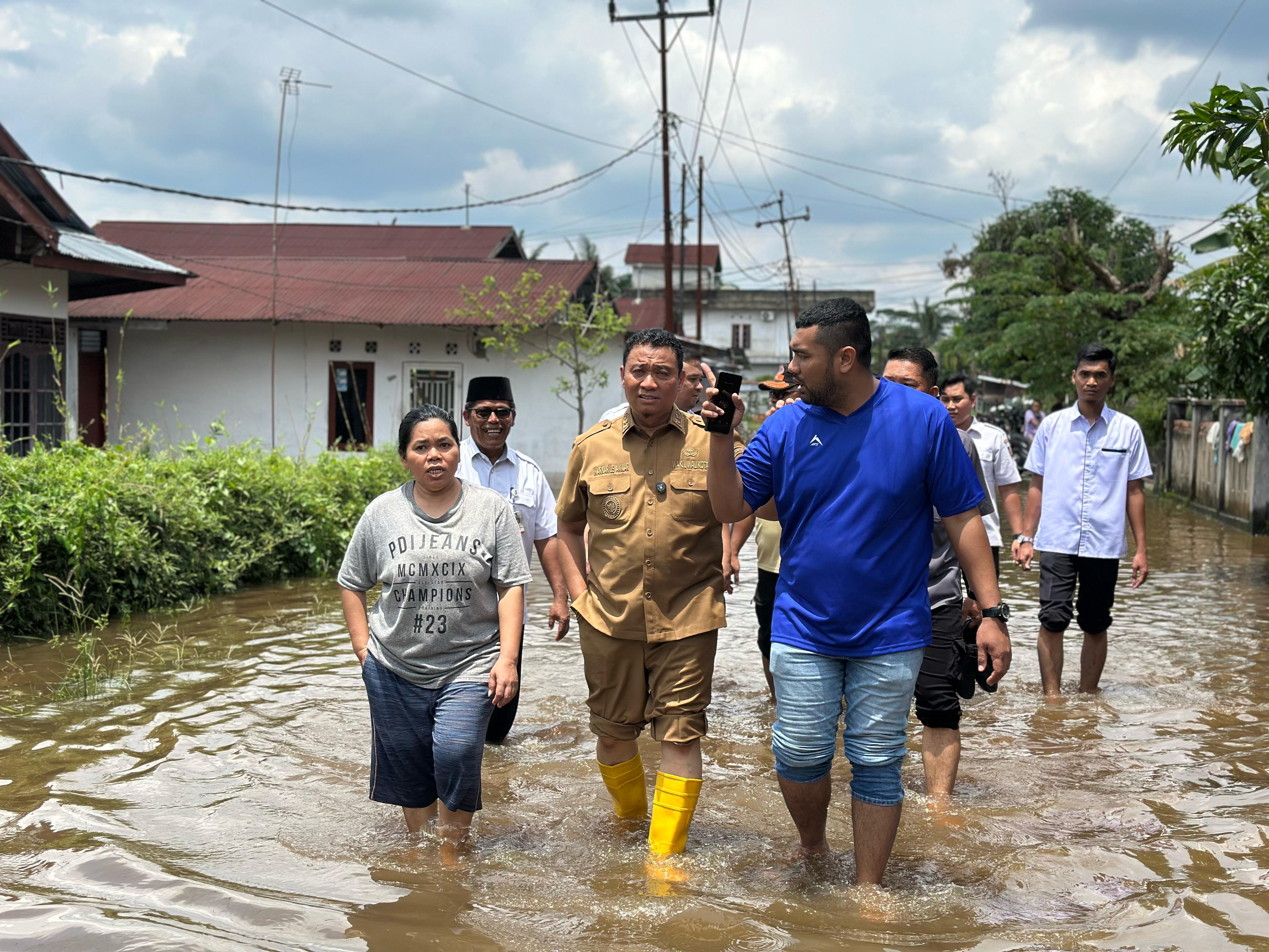 Wawako Markarius Anwar Tinjau Banjir di Kecamatan Limapuluh, Warga Pekanbaru Mulai Mengungsi