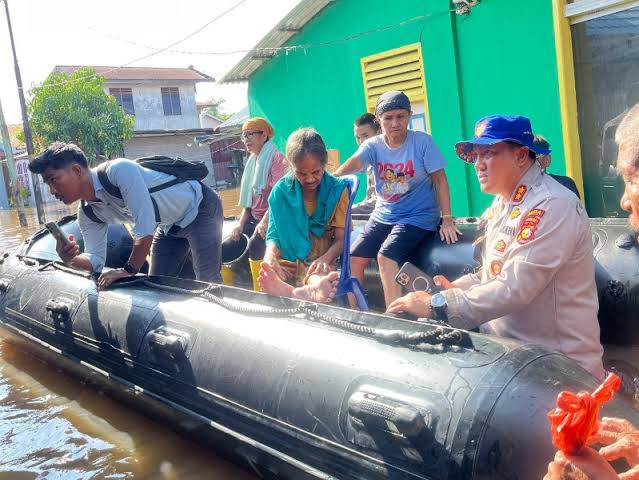 Banjir Pekanbaru Bikin Warga Susah, Nenek Tunanetra dan Wanita Pendarahan Dievakuasi