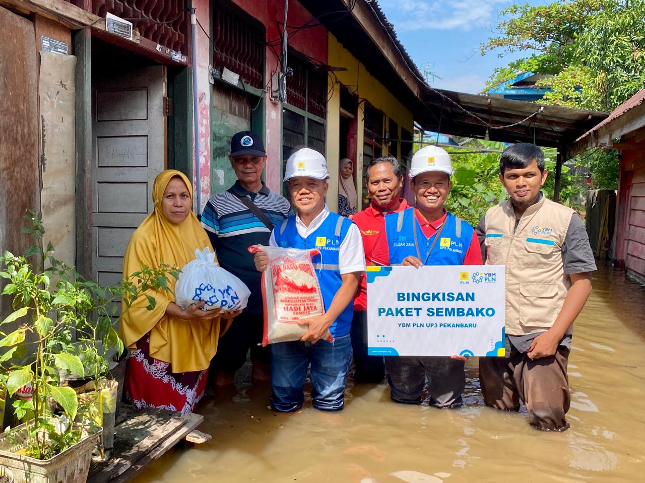 PLN Pekanbaru Salurkan Bantuan Melalui YBM, Bantu Ringankan Beban Korban Banjir