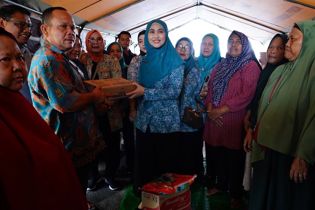 Ketua TP-PKK Riau Kunjungi dan Serahkan Bantuan Bagi Korban Banjir Rumbai