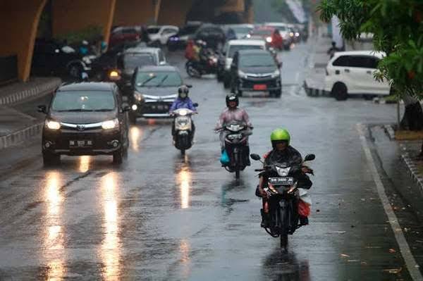 Hujan dan Petir Masih Melanda Wilayah di Riau Hari Ini