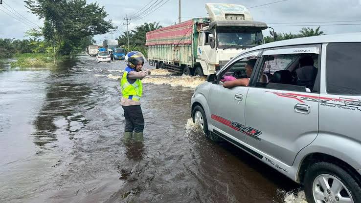 Waspada! Banjir di Jalintim Km 83 Pelalawan Meningkat Jadi 51 Cm