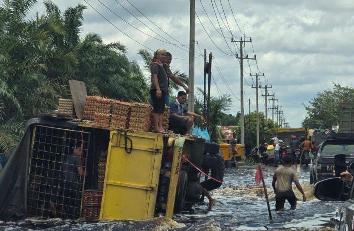 Banjir Pelalawan Semakin Parah, Sistem Buka Tutup Diberlakukan di Jalan Lintas Timur  