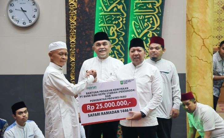 BRK Syariah Serahkan Bantuan CSR Rp25 Juta dalam Safari Ramadan Pemprov Riau