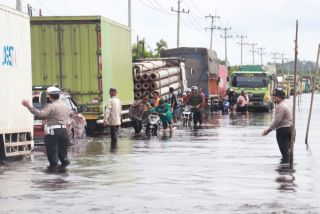 Sistem Buka Tutup Masih Berlaku di Jalintim KM 83, Antrean Kendaraan Mengular